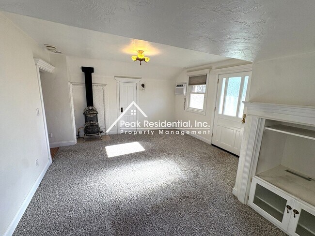 Building Photo - Charming 1bd/1ba  Victorian Duplex
