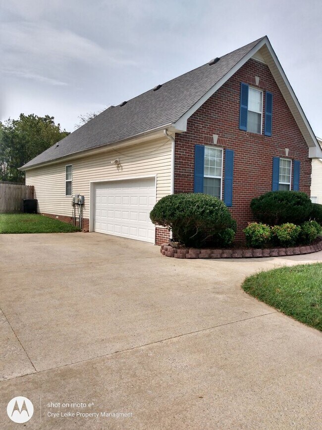 Building Photo - Lovely 3 bedroom home with bonus in a grea...