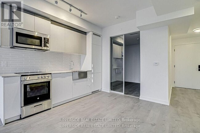 Building Photo - 270-270 Dufferin St