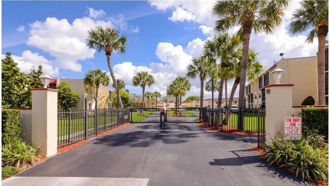 Foto del edificio - 2050 Oleander Blvd
