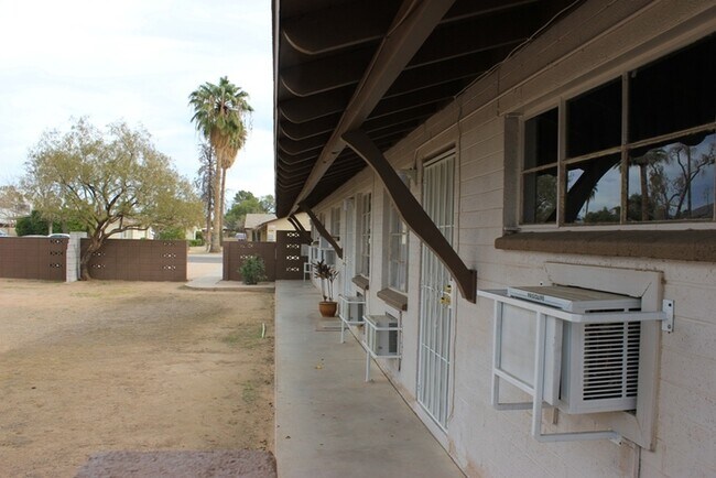 Building Photo - 3 plex apt, all tile flooring!