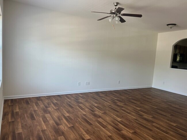 Foto del edificio - Rare 3 brdroom 2.5 bath Townhome Available...