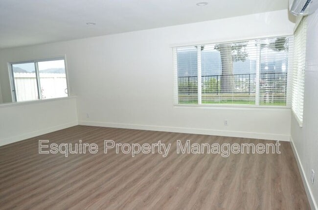 Foto del edificio - 5190 Laurel Park Dr