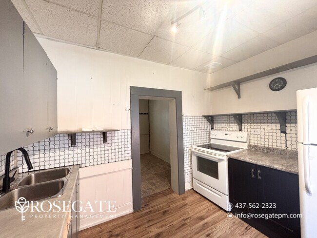 Photo du bâtiment - All-Inclusive 2-Bedroom + Den Semi-Detached Home with 4 Parking Spaces – Barrie