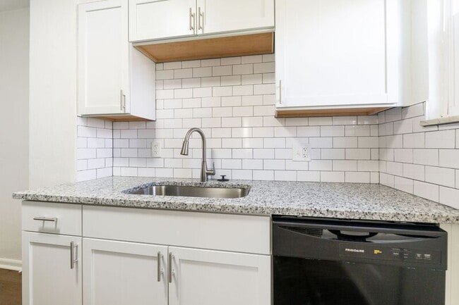 Building Photo - 4040 Halsey Pl