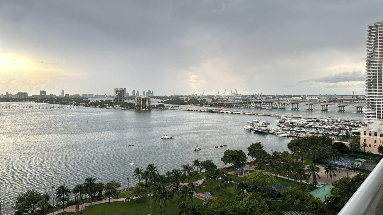 Primary Photo - 1800 N Bayshore Dr