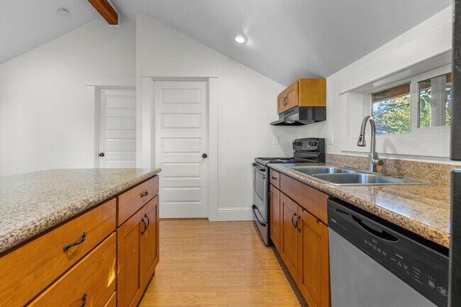 Building Photo - 3803 SE 65th Ave