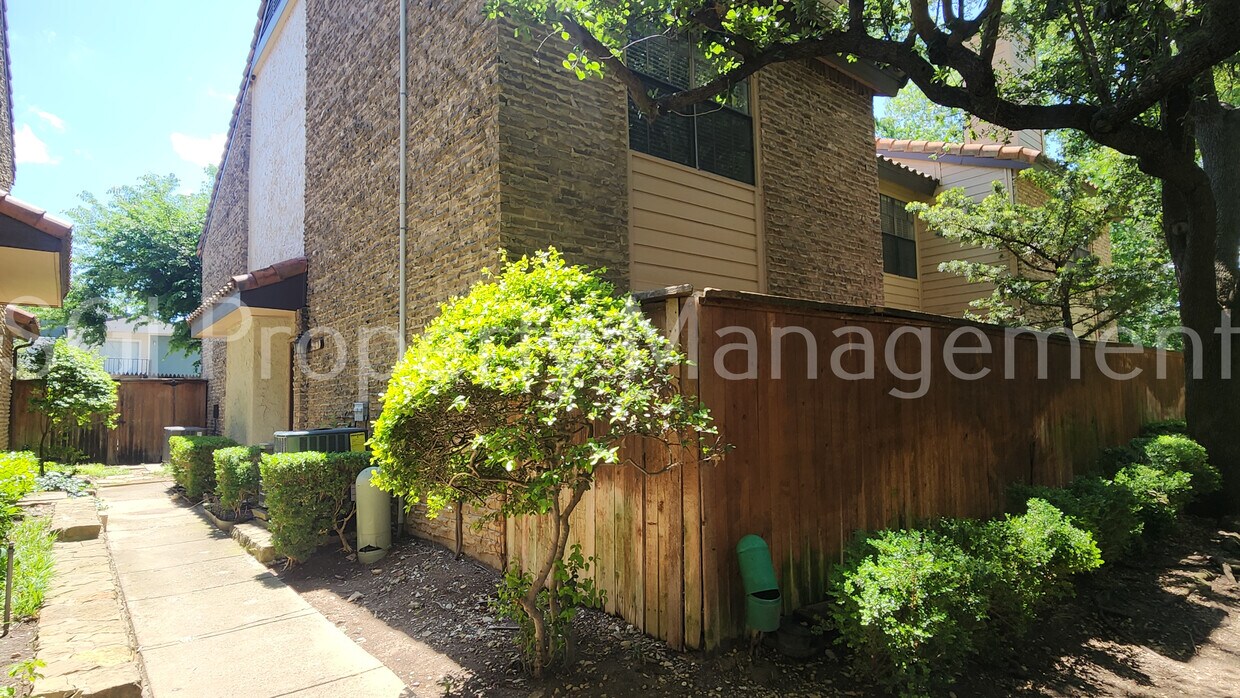 Foto principal - 5626 Preston Oaks Rd