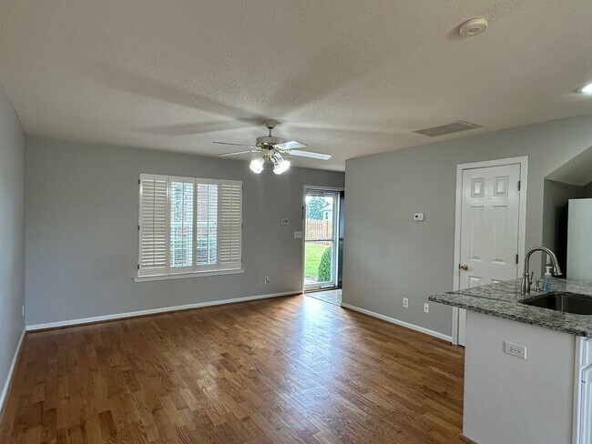 Foto del edificio - 2 bedroom/1.5 bath end unit townhome in gr...