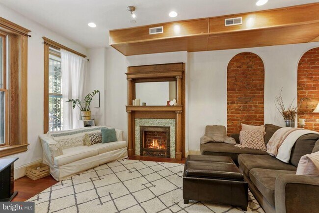 Building Photo - 1116 Monroe St NW