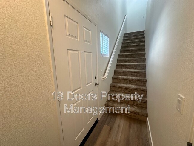 Foto del edificio - 16935 Laurel Hill Ln