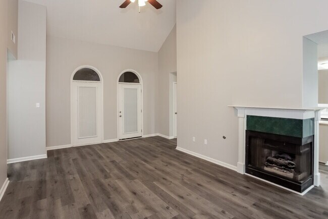 Building Photo - 5846 White Ridge Cir E