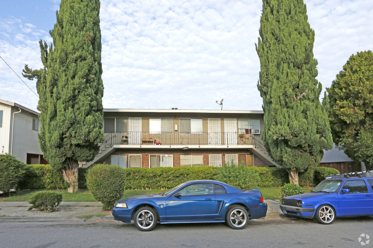 Building Photo - 913 Delbert Way