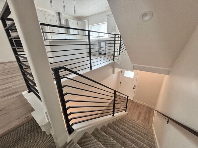 Foto del edificio - BRAND NEW TOWN HOME READY TO MOVE IN