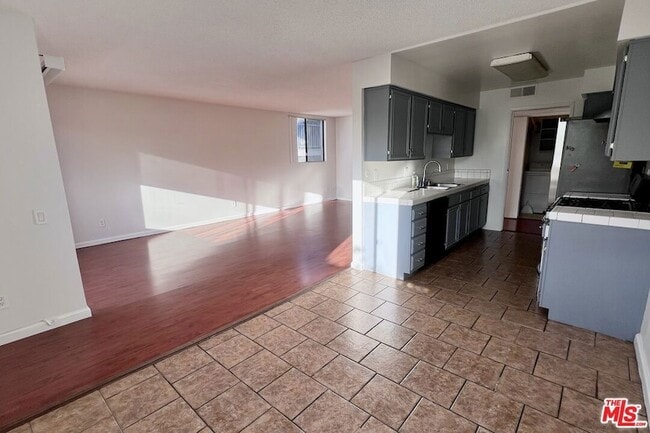 Foto del edificio - 7442 Hazeltine Ave