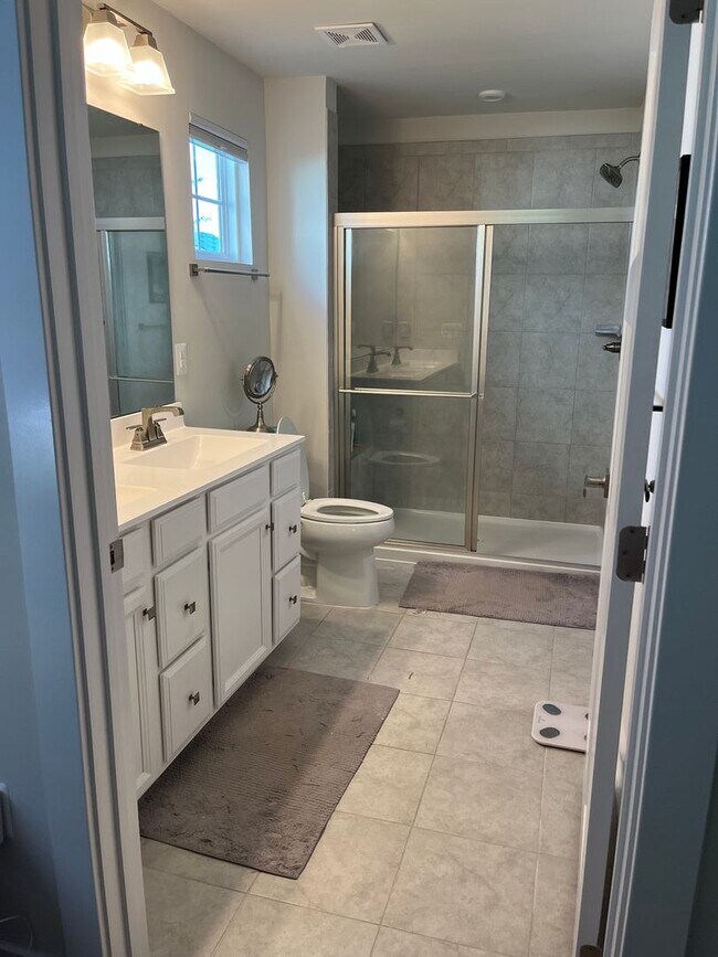 Foto del edificio - 3 bed 2 bath rental in Village Oaks Subdivision close proximity to Lake Monticello