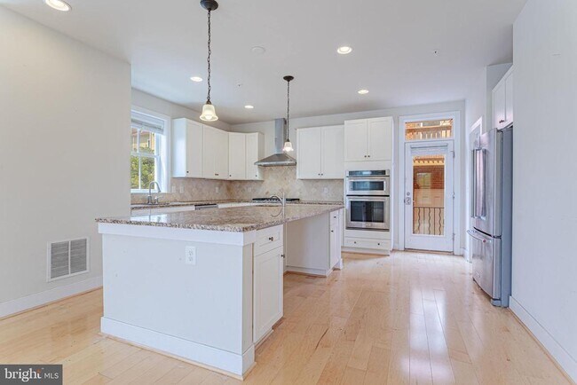 Foto del edificio - 738 Bluemont Ave