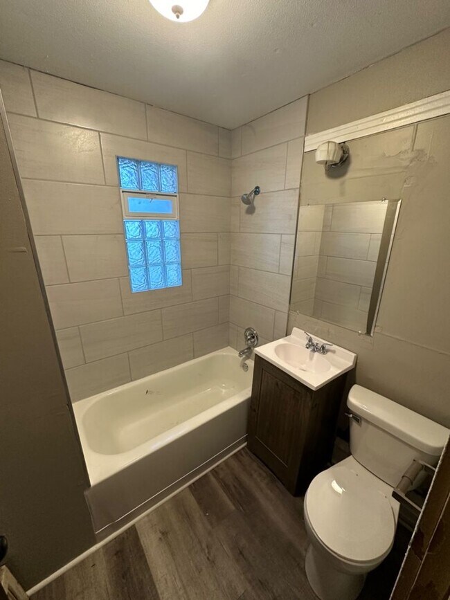 Building Photo - 3 Bedroom Single Family