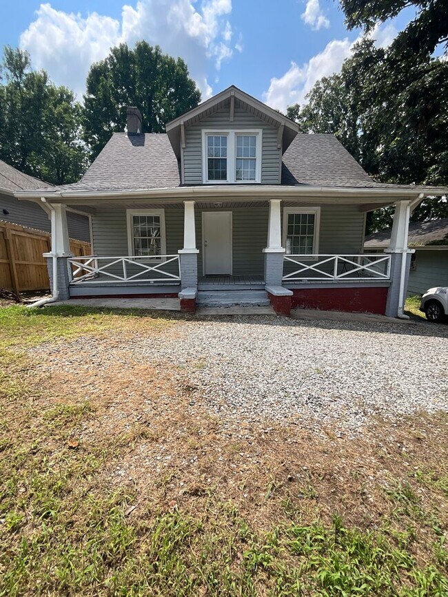 Foto del edificio - 4 Bedroom Home available in High Point!