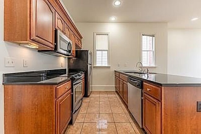 Foto del edificio - Spacious 3-Bedroom Apt on Cary St.