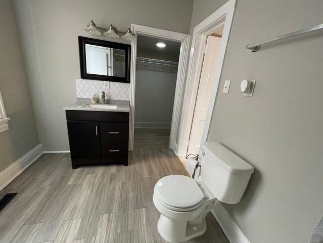 Building Photo - 1 bed 1 bath apartment w/laundry