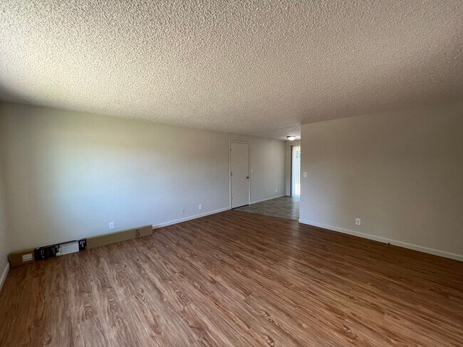 Foto del edificio - Beautifully Landscaped Two Bedroom