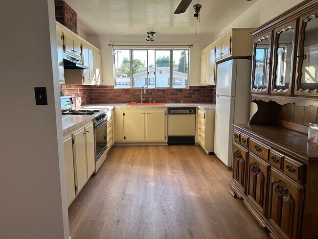 Building Photo - 3 Bedroom 1.5 Bath Rolando Park