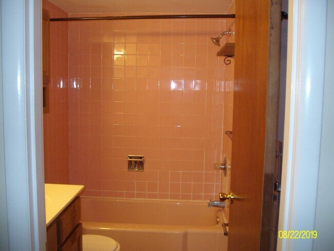 Building Photo - 3 bd-1 1/2 bath