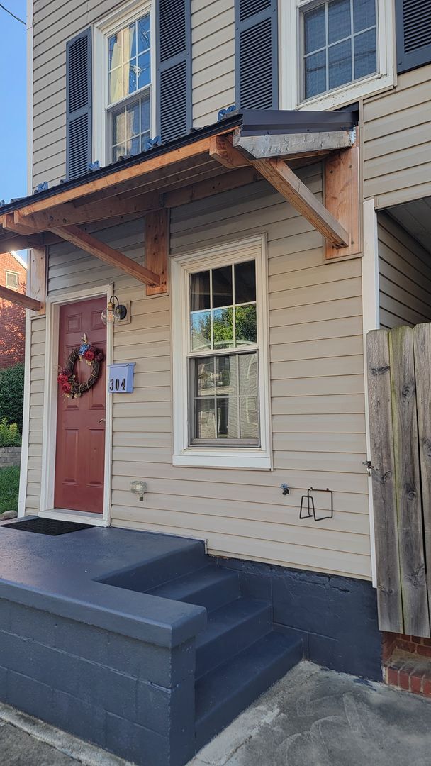 Foto del edificio - Beautifully Maintained Townhome in Downtow...