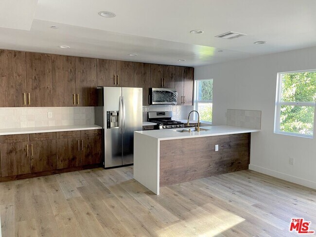 Foto del edificio - 1552 Winona Blvd
