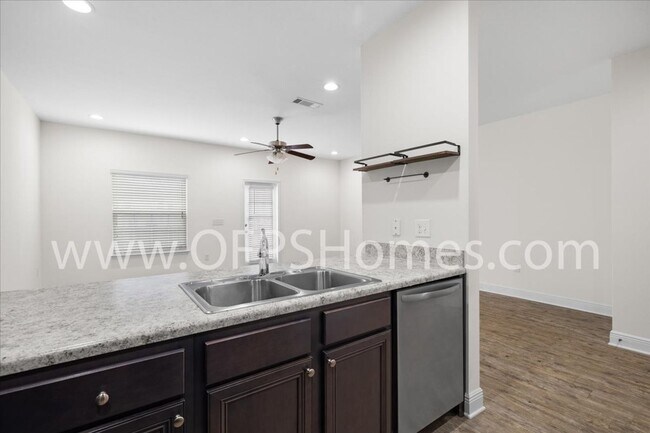 Foto del edificio - South Crestview Townhouse Available January 19th!