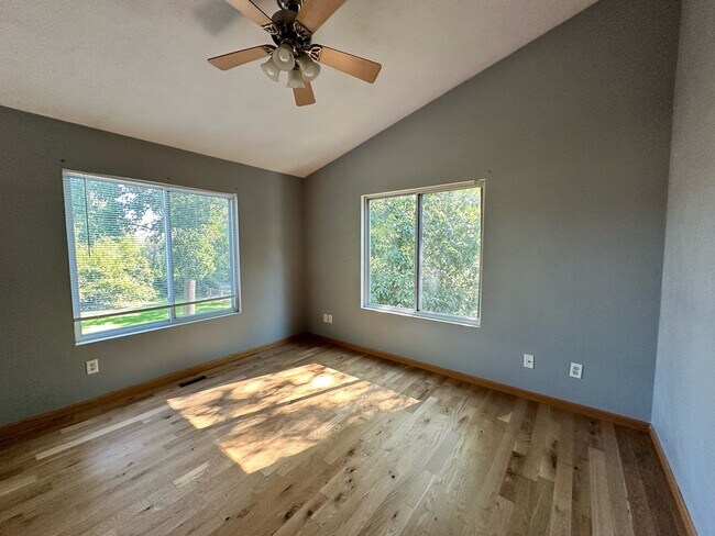 Foto del edificio - 1331 Knollwood Ave