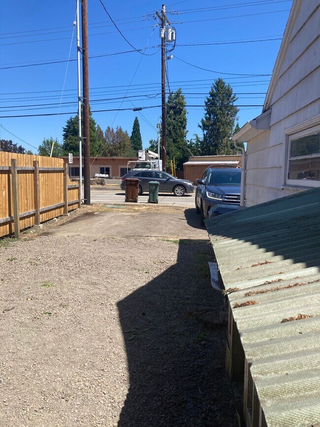 Building Photo - Hillsboro bungalow with lots of storage an...
