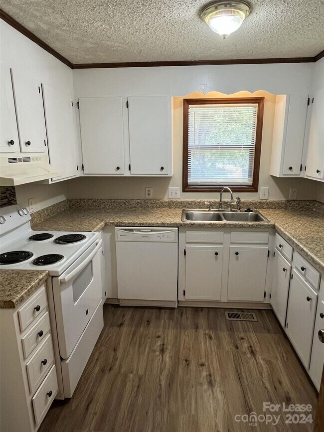 Building Photo - 3923 Courtland Dr
