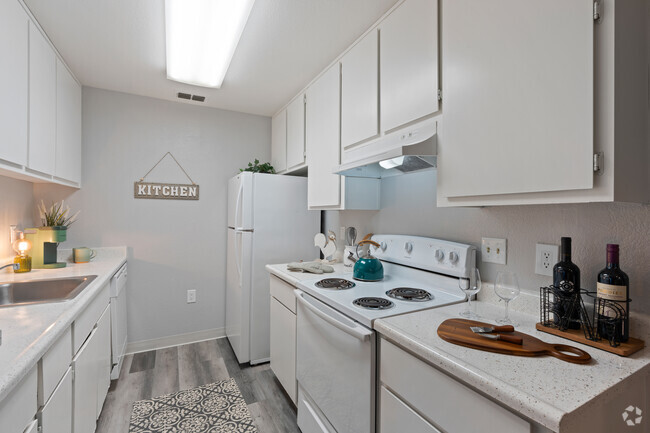 2BR, 2BA - 930SF - Kitchen - Gold Ridge Apartments