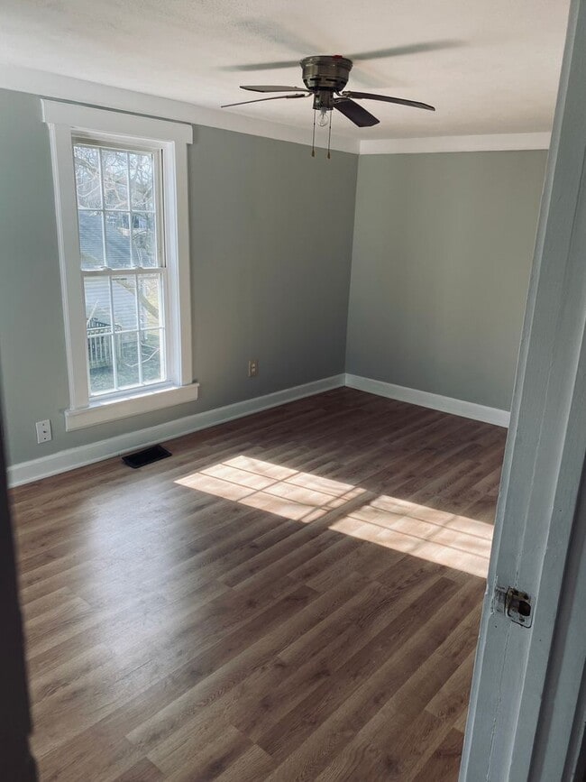 Building Photo - 3 Bedroom and 1 bath