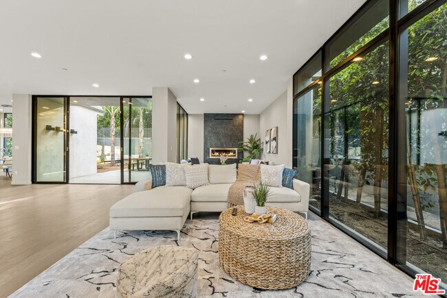 Foto del edificio - 1847 Coldwater Canyon Dr