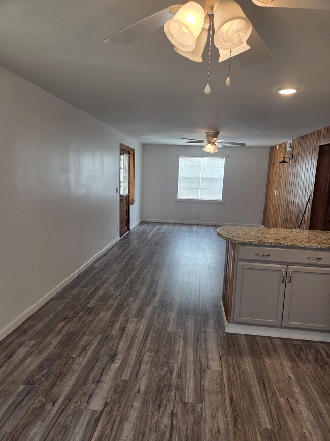 Building Photo - 125 N Lakewood Dr