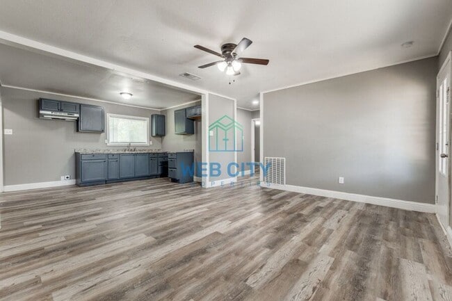 Building Photo - 5880 Bluffman Dr