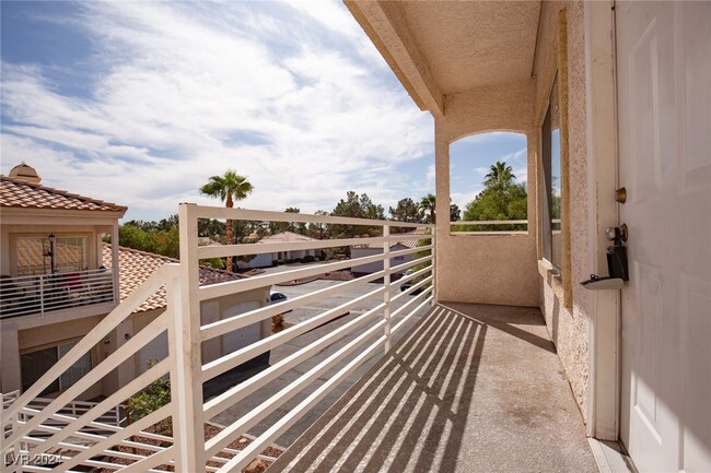 Foto del edificio - 1900 N Torrey Pines Dr