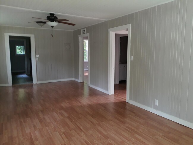 Building Photo - 111 E Country Club Rd