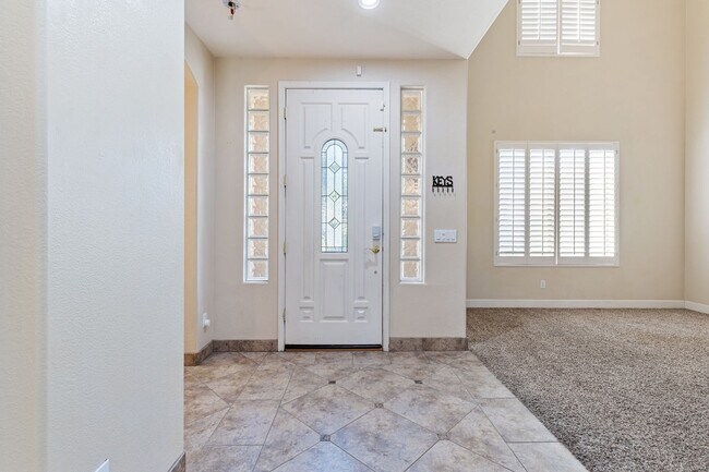 Building Photo - Stunning Home with 3 Bedrooms, Den, and 3 ...