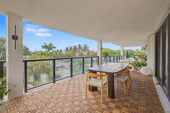 Building Photo - 2575 S Bayshore Dr