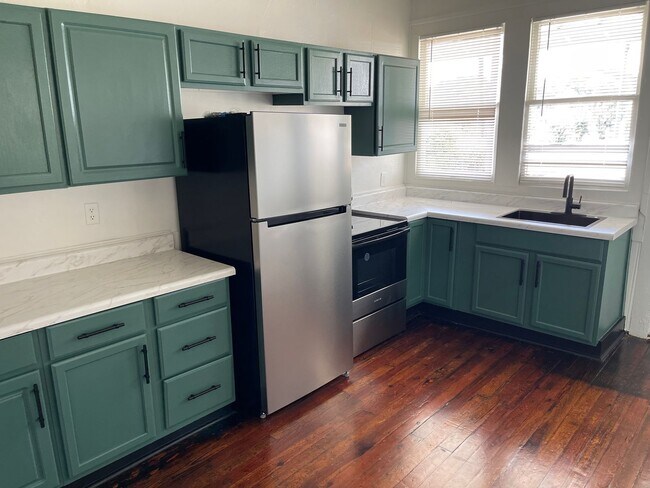 Foto del edificio - Newly renovated triplex in the Heart of do...