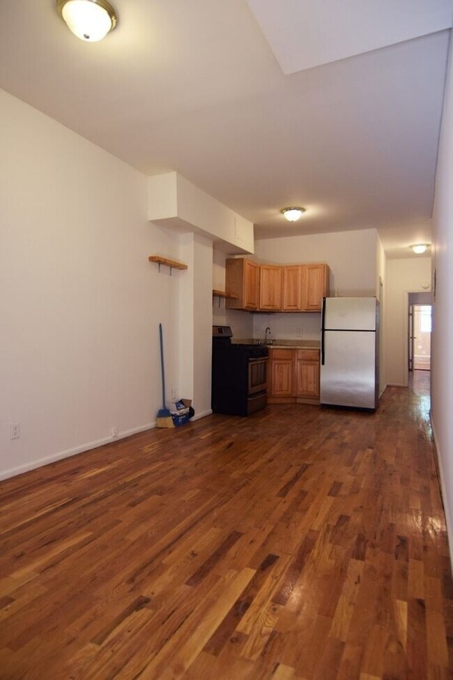 Building Photo - 252 Kingsland Ave