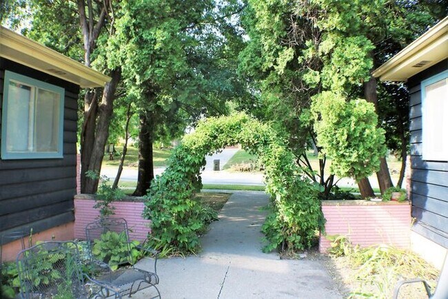 Building Photo - 2605 E Court St