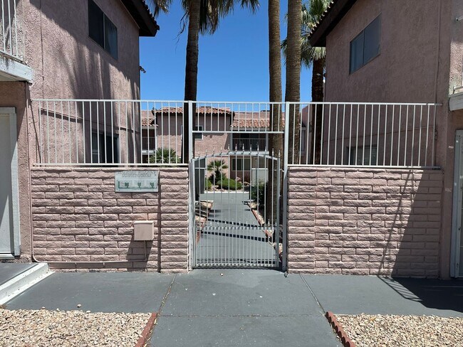 Foto del edificio - SE Desert Inn and Eastern!! Townhouse with 2 parking Spaces!! Recent Remodel!!