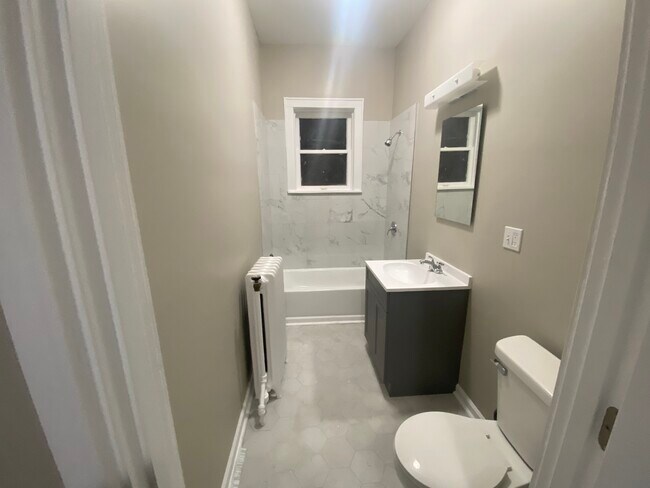 Updated bathroom - 5933 Park Pl