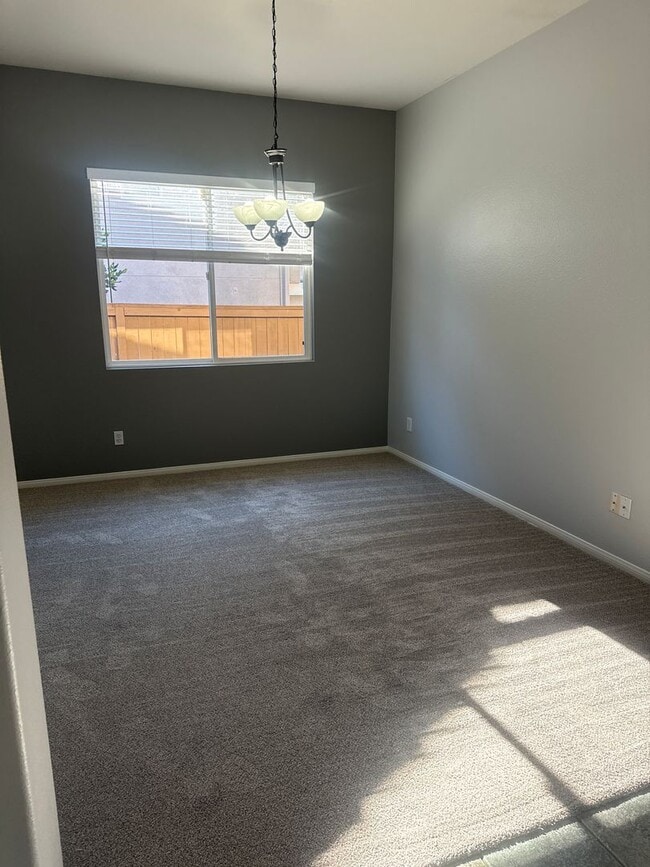 Foto del edificio - Single Story 4 bed 3 bath for Rent in Temeku Hills