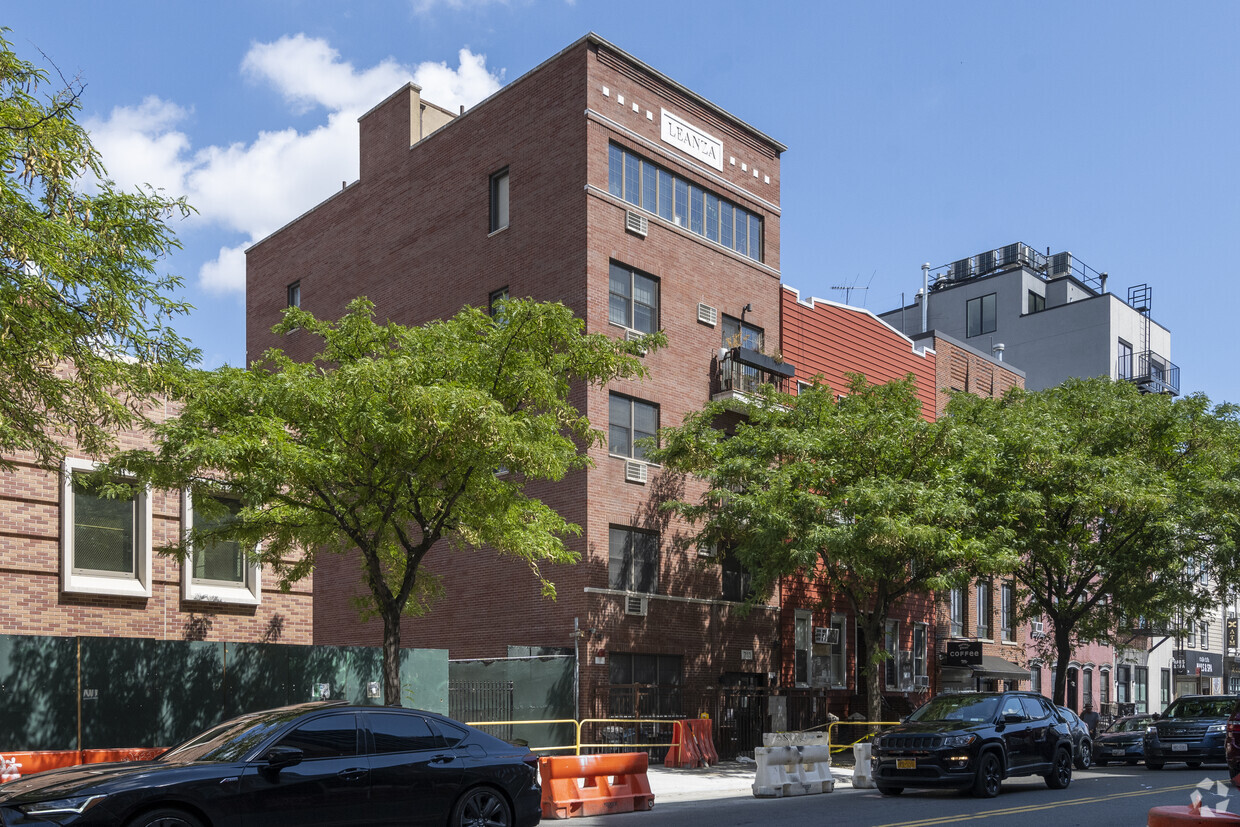 Primary Photo - 713 Metropolitan Ave